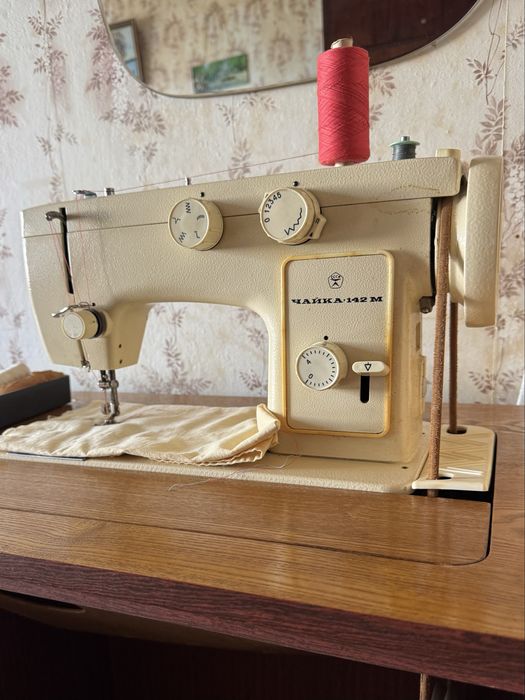 Швейна машинка Чайка-142М з тумбою, робоча