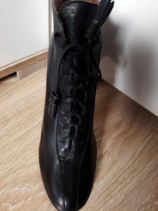 Чобітки жіночі на підборах,шкіра. 38 р.