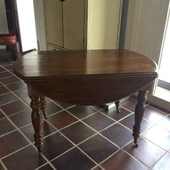 Mesa em madeira maciça de carvalho escurecido, 130cm diâmetro.