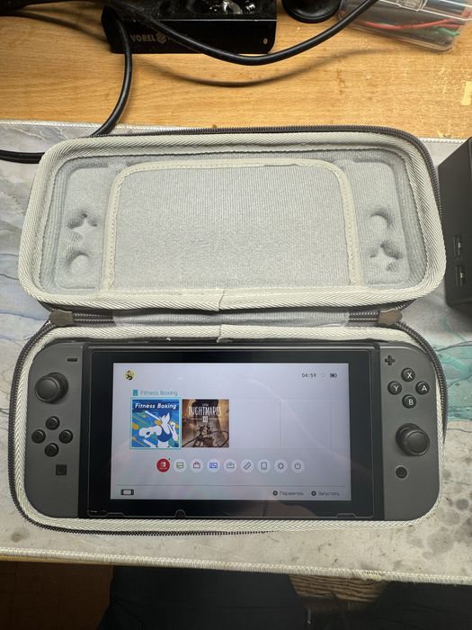 Портативна ігрова приставка Nintendo Switch with Neon Blue and Neon Red Joy-Con Ціна-8000грн.Стан ідеальний вся комплектація на фото