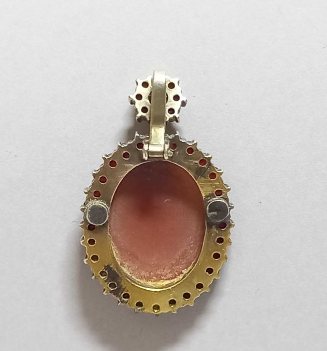 Stary wisior, kamea z granatami, srebro złocone