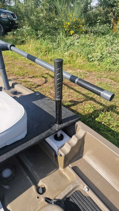 Kayak de pesca com motor elétrico