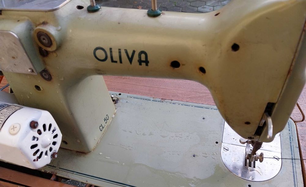 2 Máquinas de costura antigas Oliva