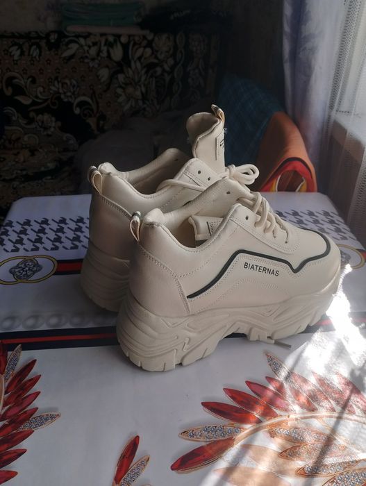 Кросівки нові для дівчини