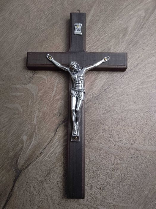 Krzyż do zawieszenia w miejscu pełnym szacunku