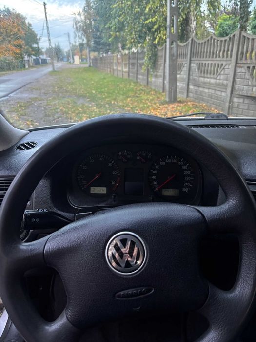 Volkswagen Golf 1.6 MPI 105 KM 2002r.