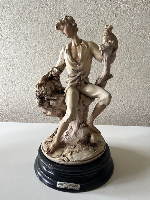 Conjunto duas estatuetas campestres em marfinite