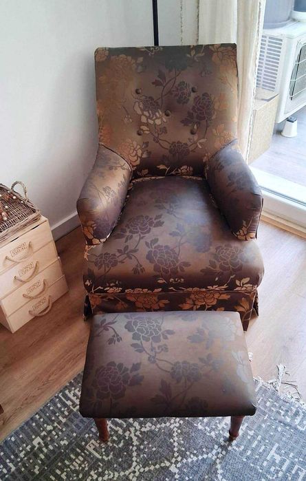 Sofá com banquinho de apoio