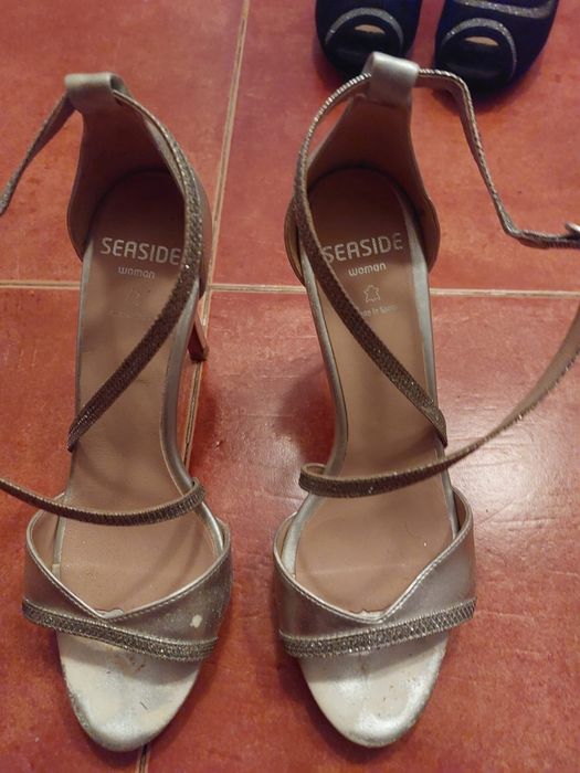 Sapatos e botas novos