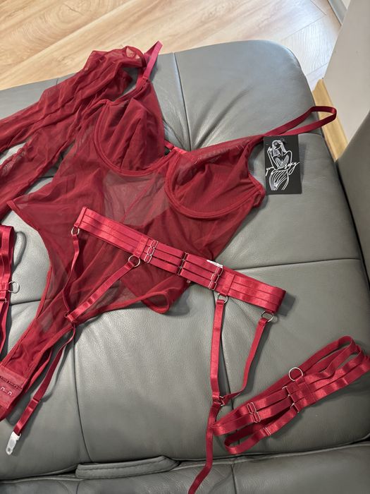 Mega seksowne body w pięknym kolorze plus rękawiece zestaw walentynki