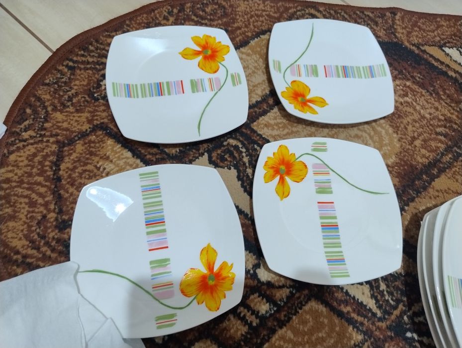 Zestaw obiadowy nowych talerzy