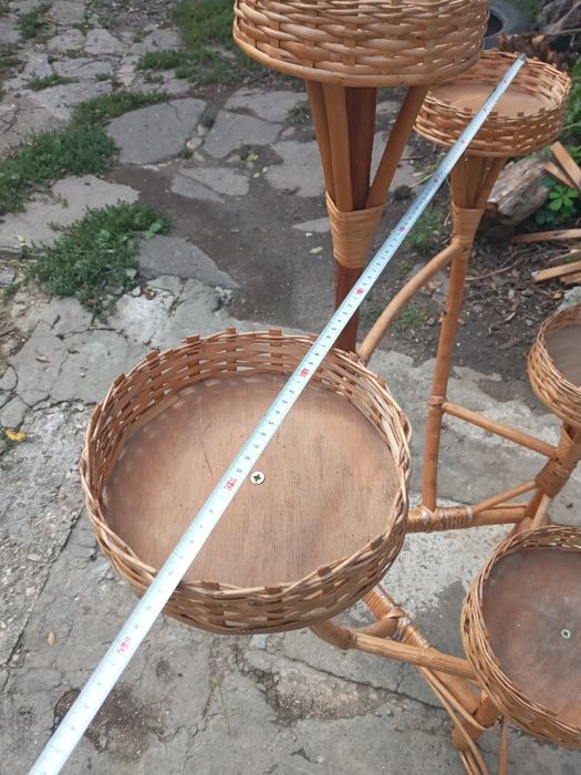 Ротанговая подставка для цветов.