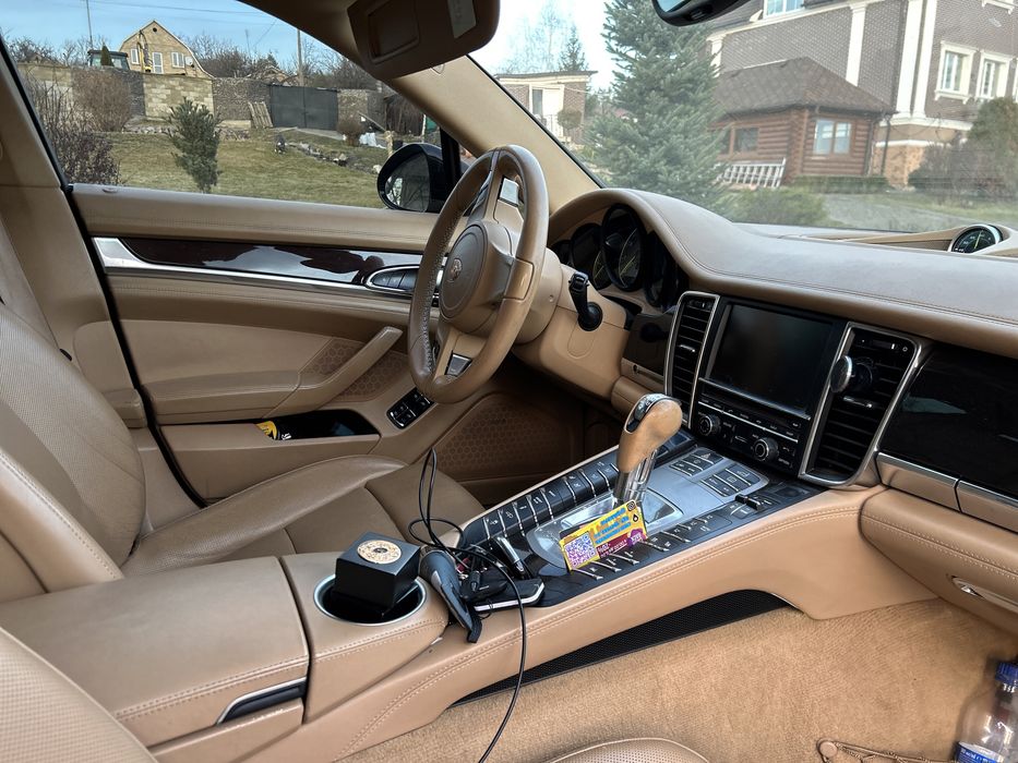 В продажі шикарний Porsche Panamera S (гібрід)