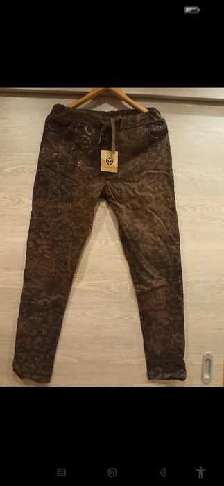 Brązowe świecące spodnie