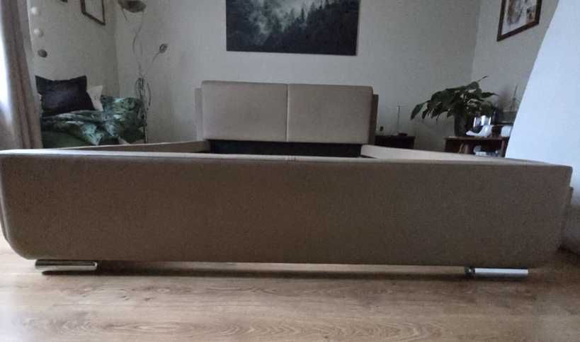 Łóżko tapicerowane 225 x 190 cm.