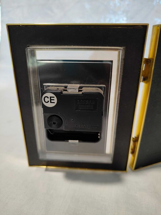 Frame with Clock64585328940546122