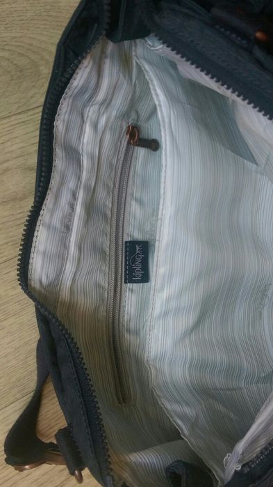 Cумка б/у женская деловая, под ноутбук Kipling с брелком.