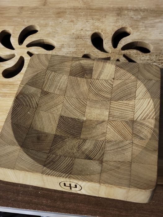 Wklęsła deska do krojenia firmowa.