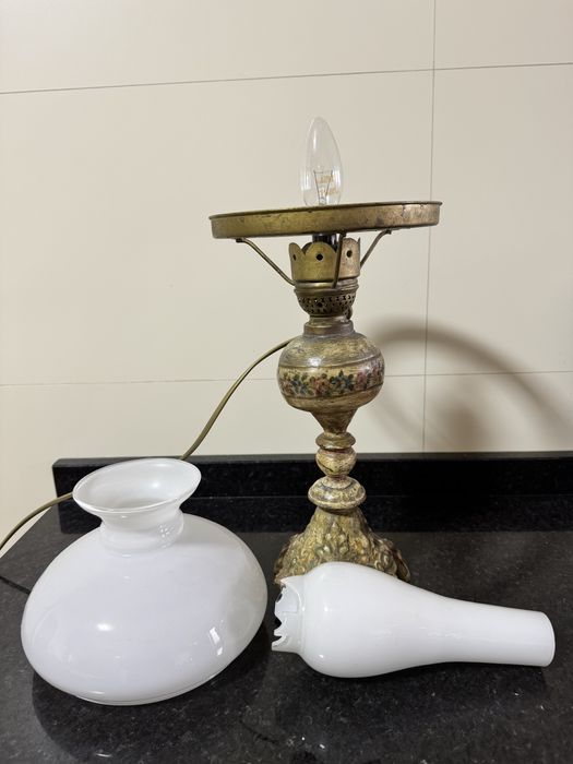 Candeeiro vintage estilo petróleo metálico pintado e globo em vidro