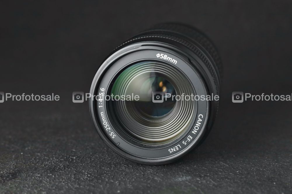 Об'єктив Canon EF-S 55-250mm f/4-5.6 IS