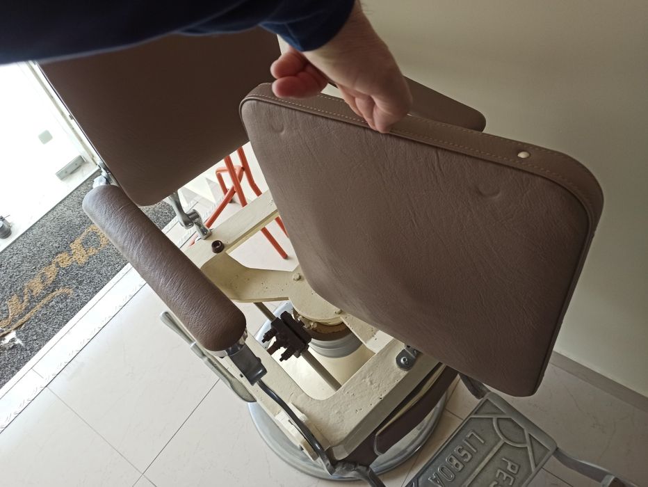 Cadeira Cabeleireiro Pessoa Restaurada