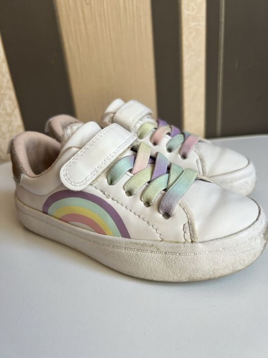 На дівчинку кеди в білому кольорі