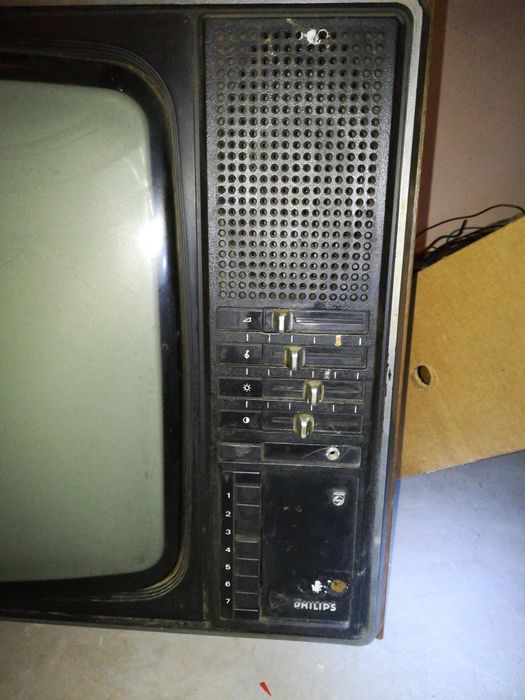 Tv Philips antiga a preto/branco c/ madeira bem conservada - a funcion