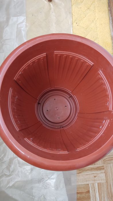 Пластиковый горшок для цветов