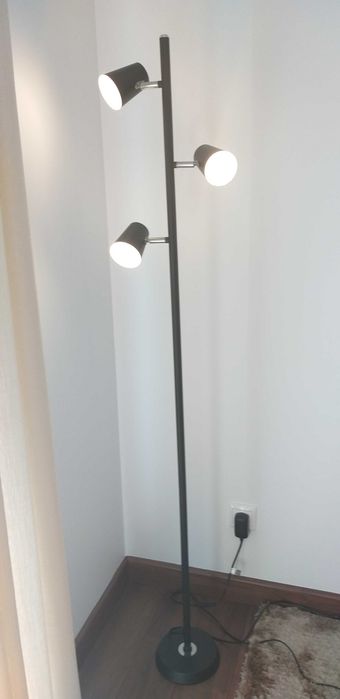 Candeeiro de pé preto com 3 focos de luz led