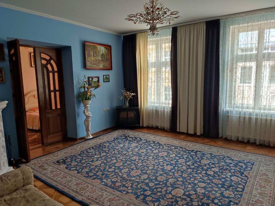 Продпж квартири в центрі міста !