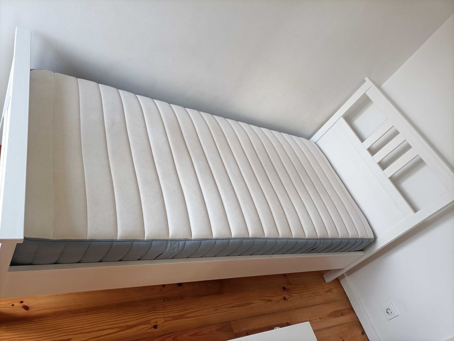 Camas, colchões e mesas de cabeceira