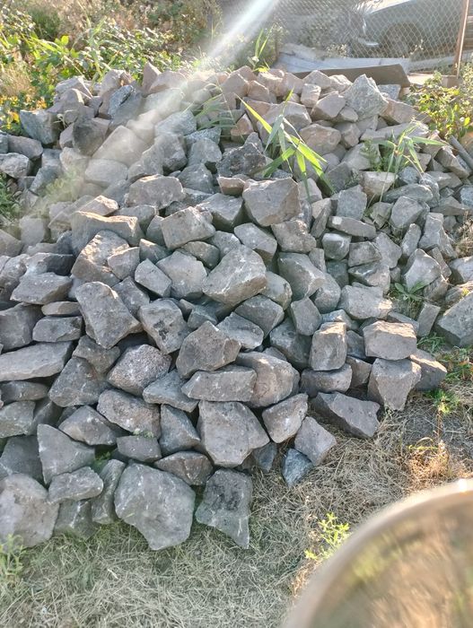 Гранитный камень для декора сада.