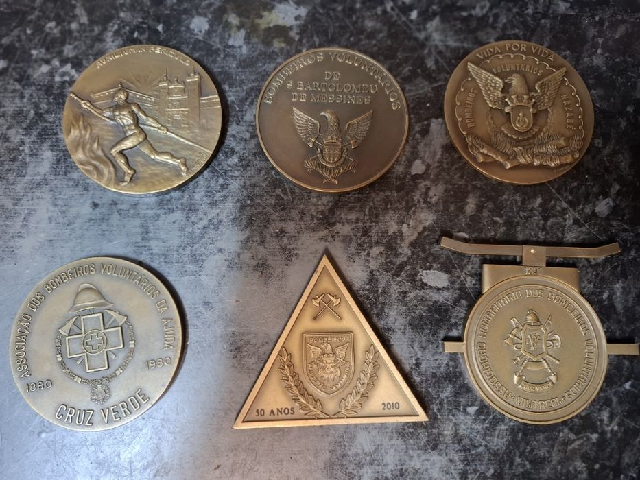 Várias medalhas de bombeiros