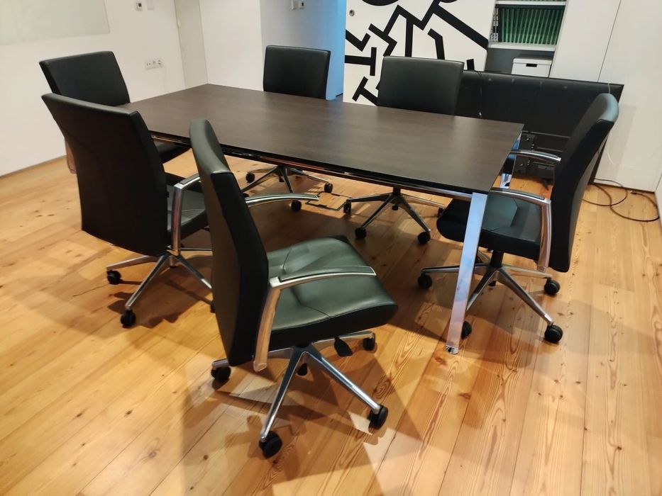 Mesa de reuniões e cadeiras executivas