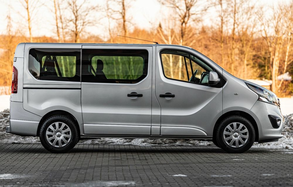 Wynajem busa 9-osobowy OPEL VIVARO 1.6 Turbo
