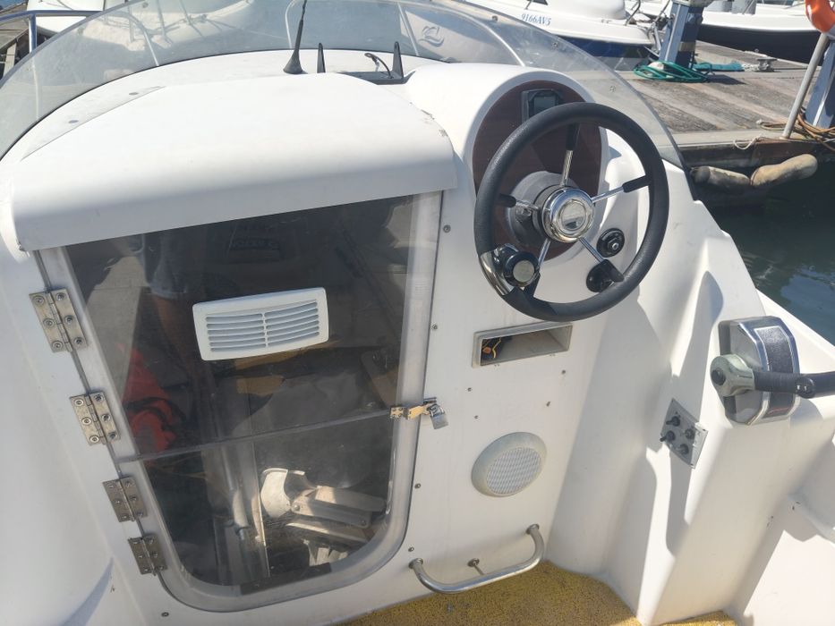 Quicksilver 460 cabin