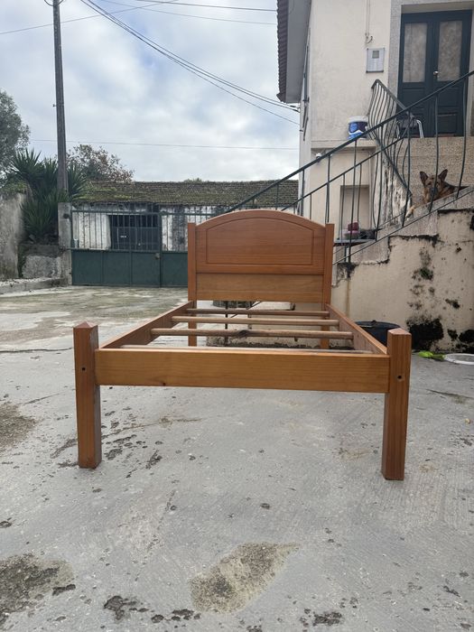 Mesa de Jantar 6 lugares e 2 camas de solteiro de madeira boa