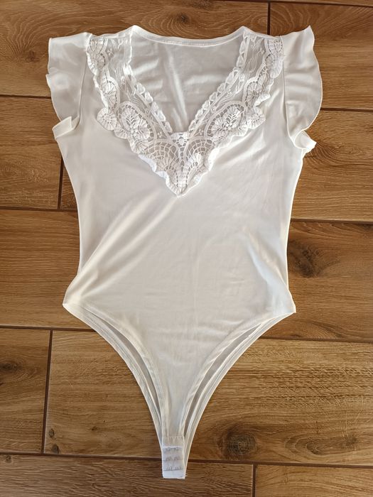 Śmietankowe body koronka falbanki