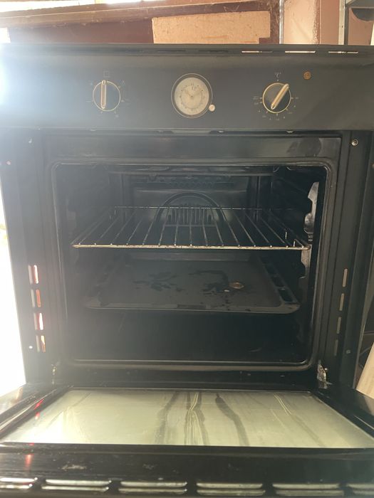 продам духовку Ariston