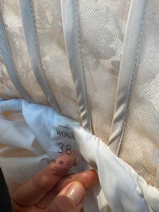 Suknia ślubna koronkowa odkryte ramiona kwiaty