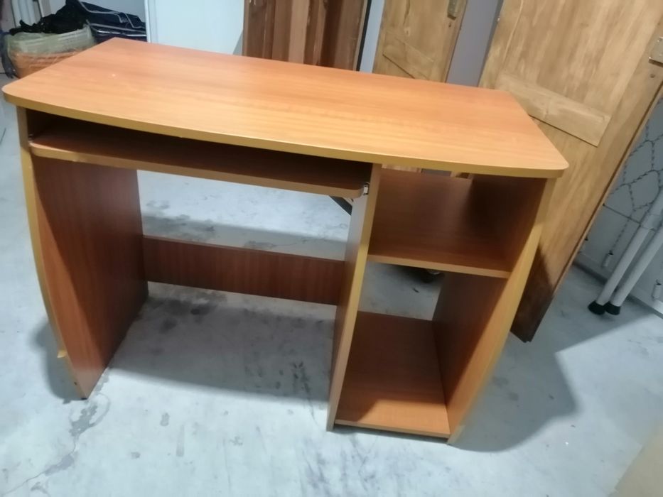 Secretária com prateleira extensível