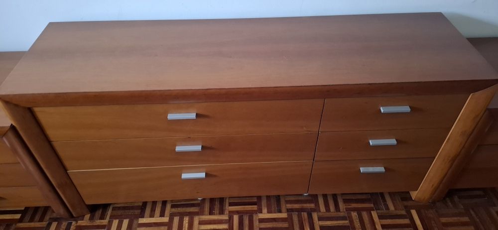 Cómoda de quarComoda e mesas de cabeceira
2 mesas de cabeceira com 3 gavetas (medidas larg 57 x altura 54x prof 42).