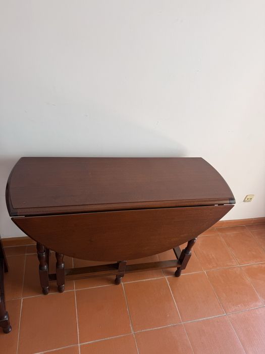 Vendo mesa e 5 cadeiras
