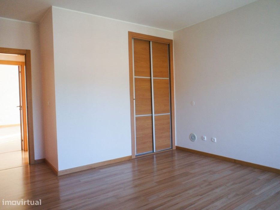 Apartamento T3 Semi-Novo! Com Varanda e Arrecadação individual