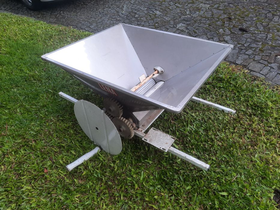 Relador de uvas, N°1, pode ver em Fafe