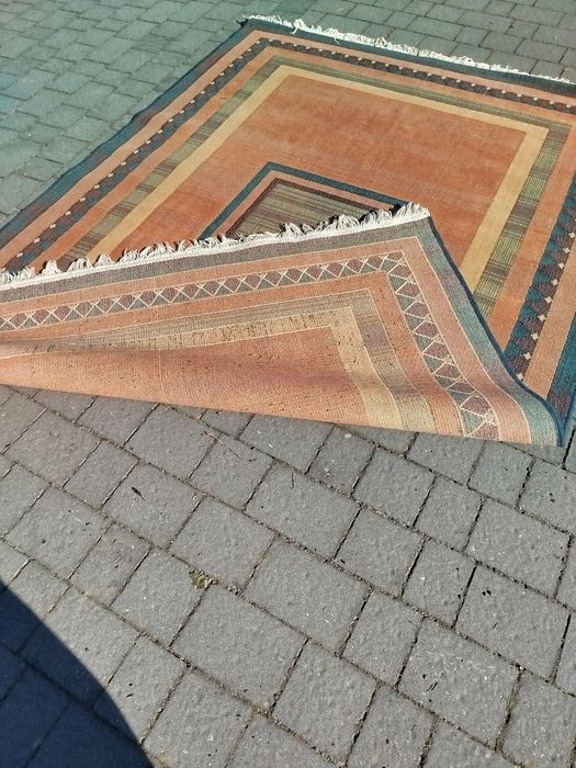 Ładny dywan produkcji polskiej czysty zadbany