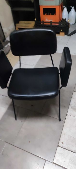 1 mesa de reuniões em fórmica 90 cm X 2 mts  com a base em ferro e 6 cadeiras