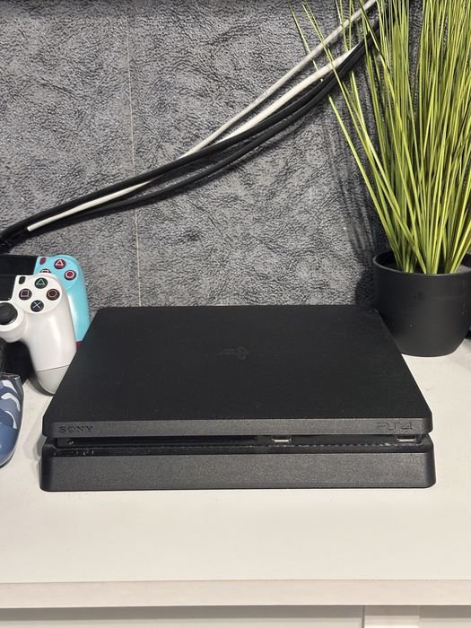 PS4 Slim 1TB + 4 геймпада + 4 гри + зарядка