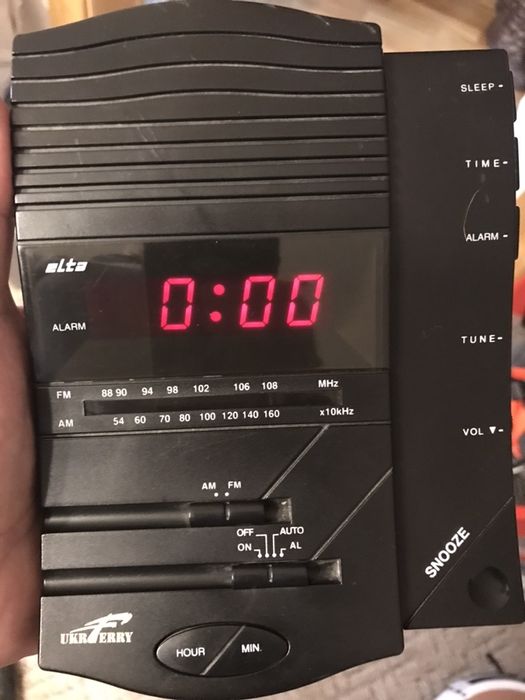 Часы с приемником и будильником Elta