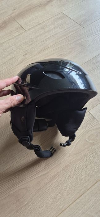 Kask do deski snowboardowej lub nart.